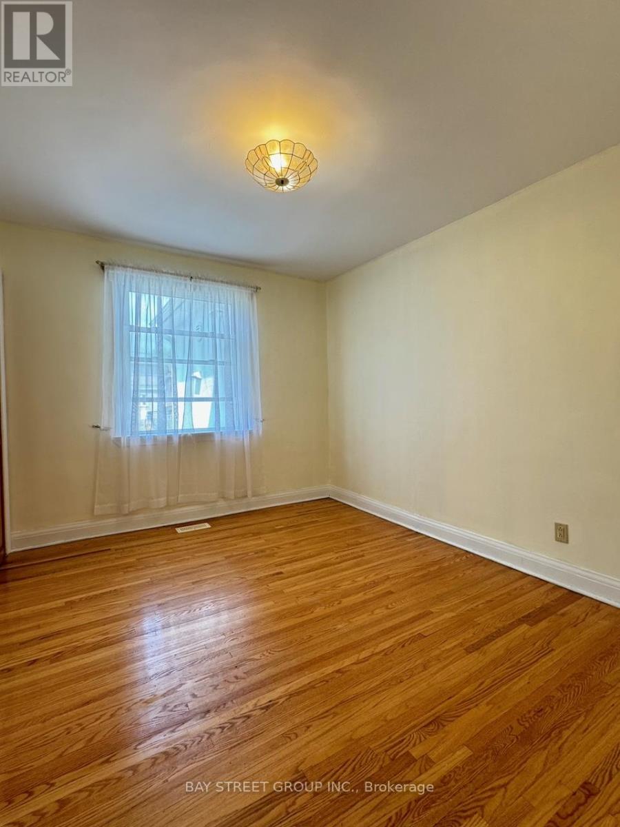 Photo 3 of 38 Woodward Avenue, Markham ON