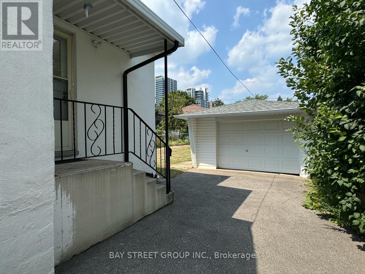 Photo 22 of 38 Woodward Avenue, Markham ON