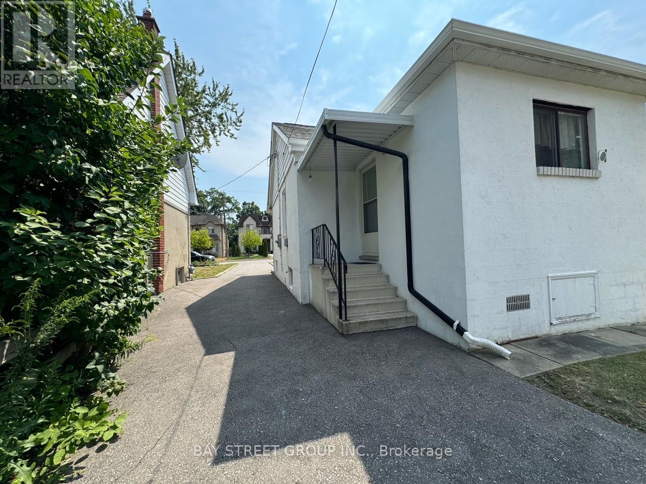 Photo 11 of 38 Woodward Avenue, Markham ON