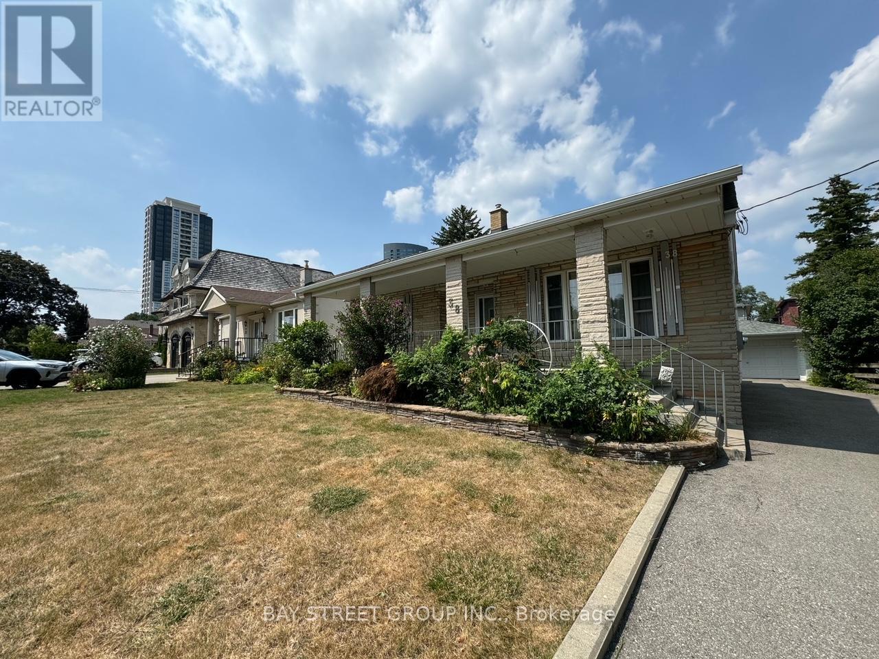 Photo 6 of 38 Woodward Avenue, Markham ON