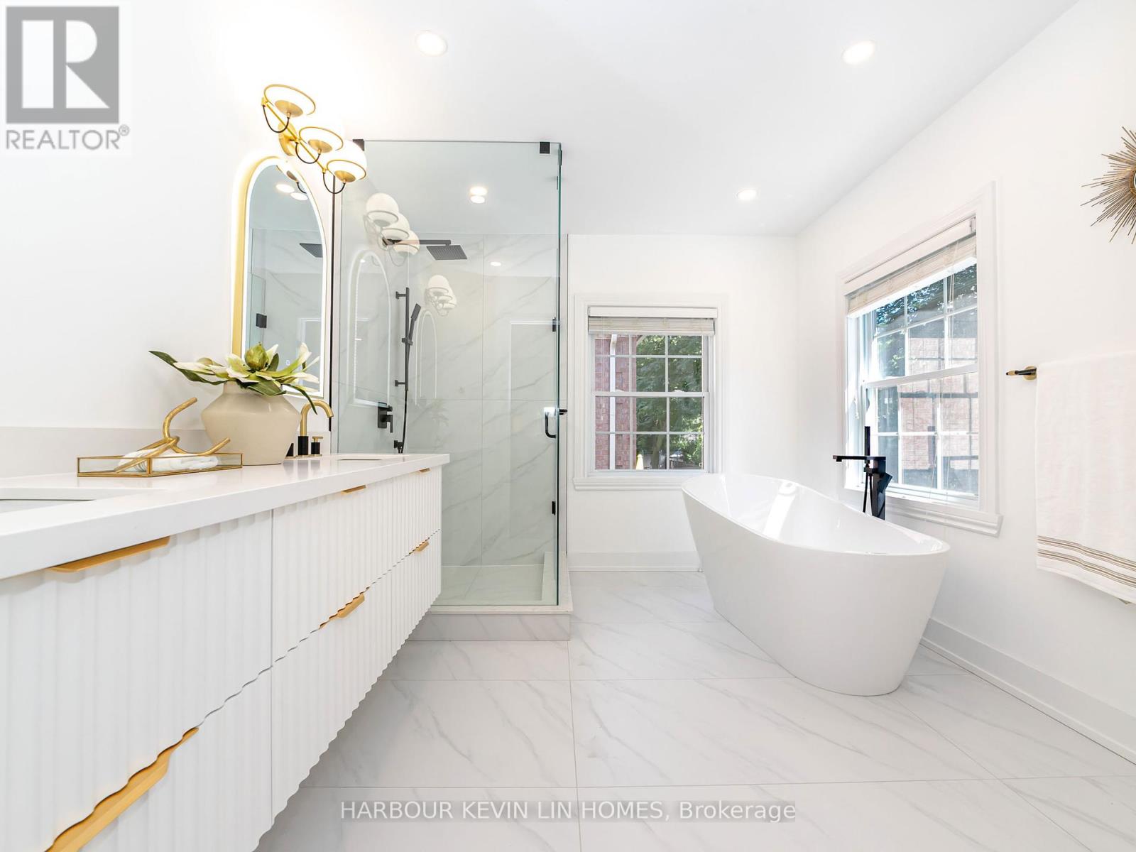Photo 11 of 19 Willett Crescent, Richmond Hill ON