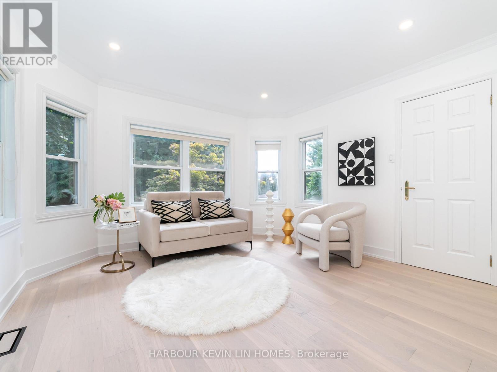 Photo 7 of 19 Willett Crescent, Richmond Hill ON