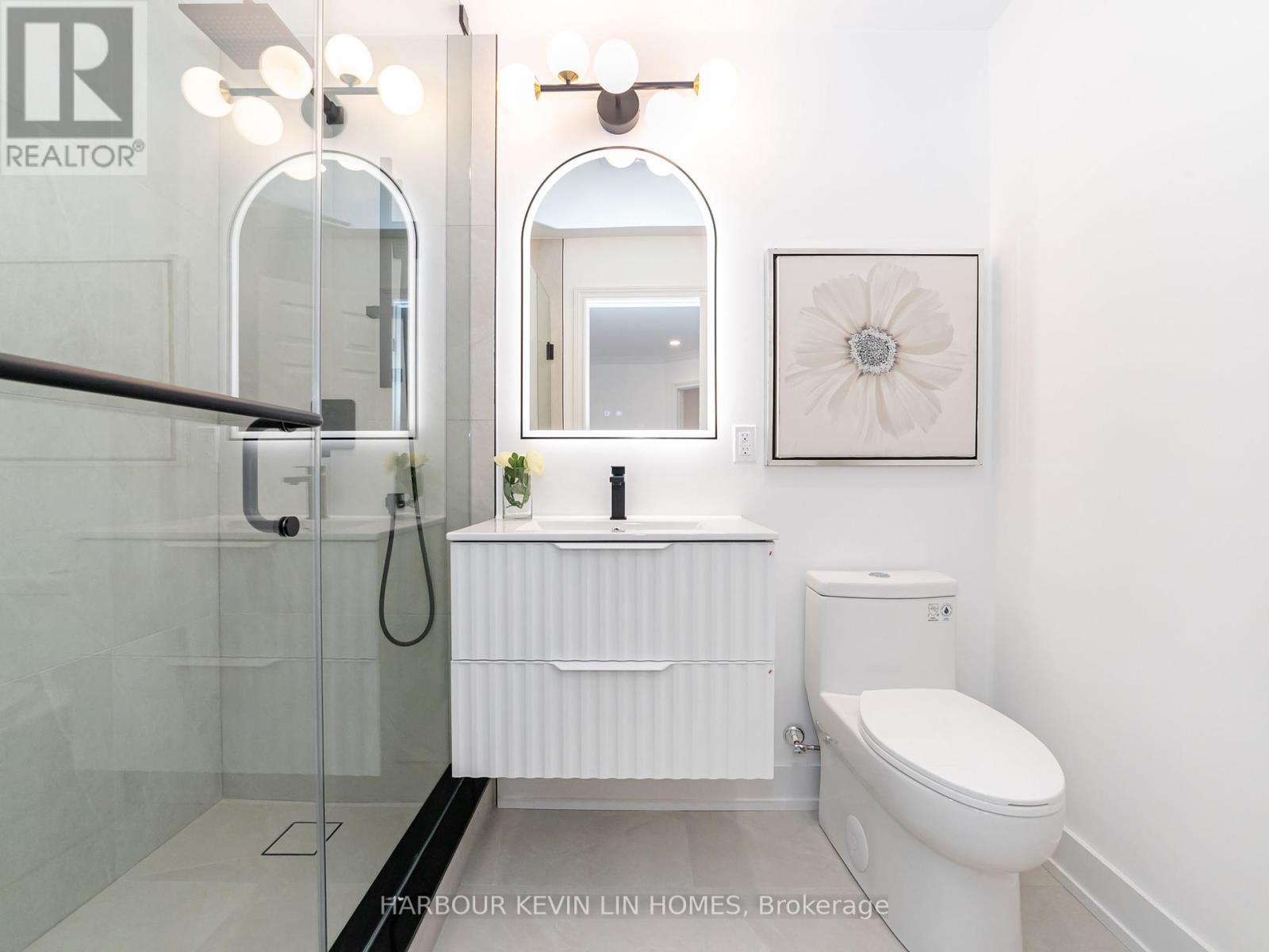Photo 5 of 19 Willett Crescent, Richmond Hill ON