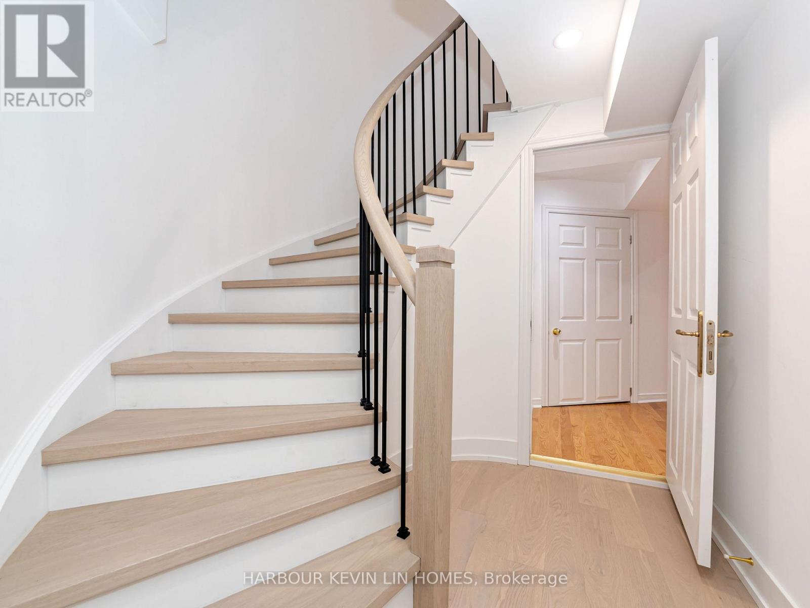 Photo 14 of 19 Willett Crescent, Richmond Hill ON