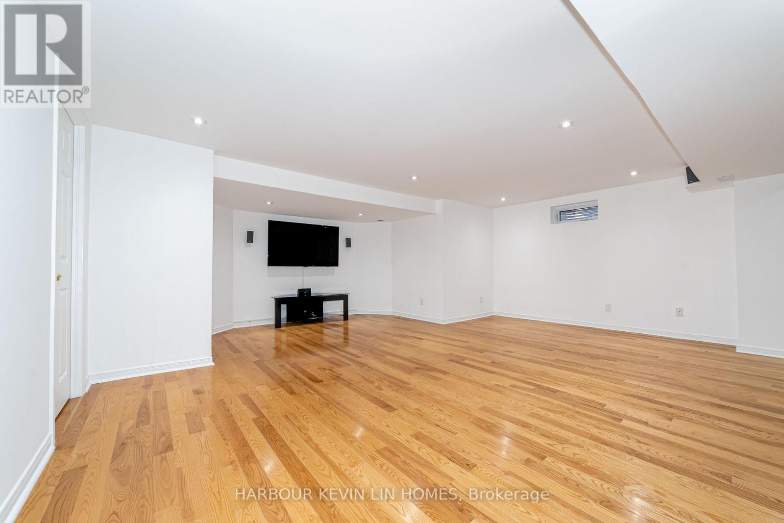 Photo 27 of 19 Willett Crescent, Richmond Hill ON