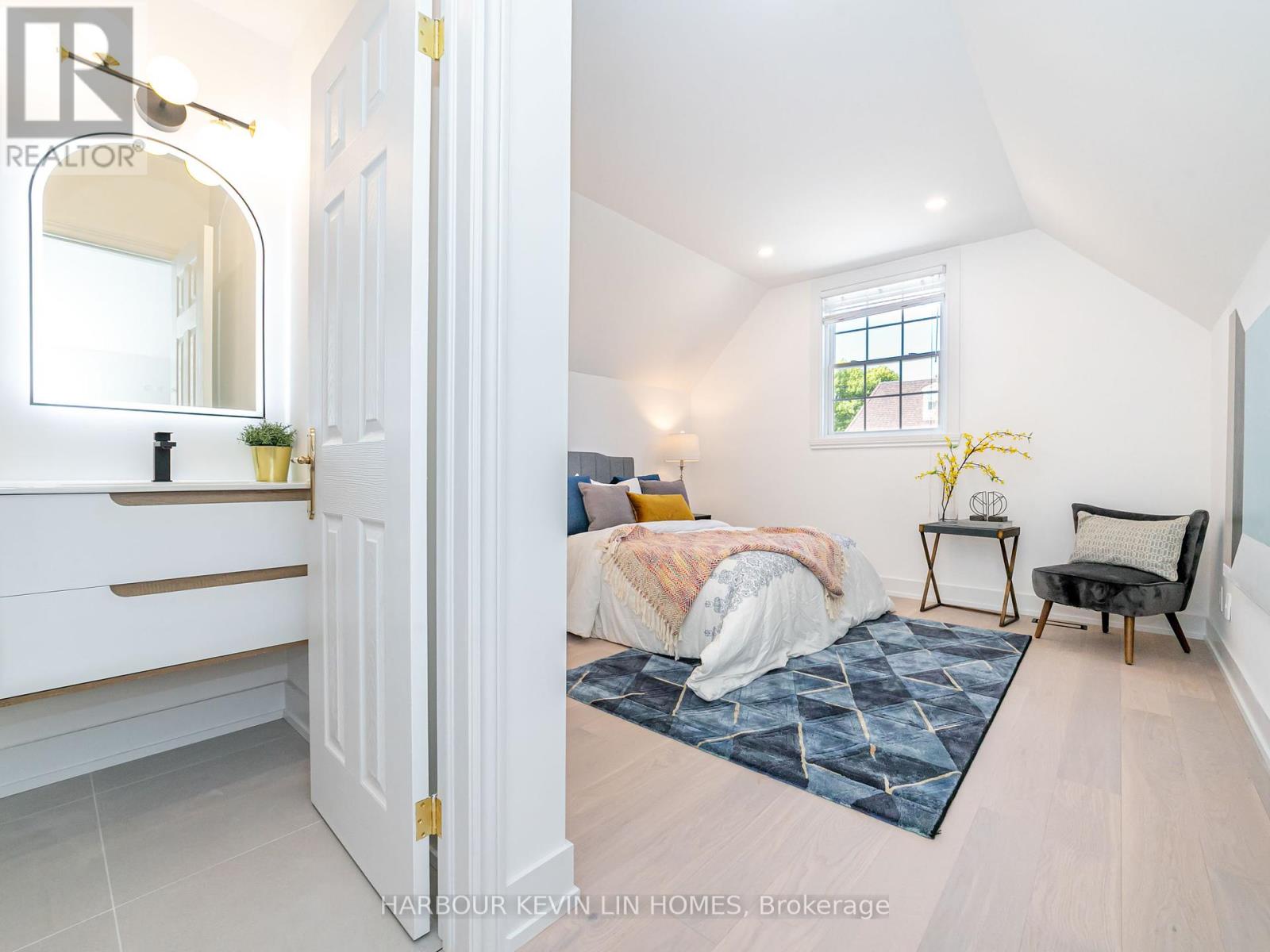 Photo 2 of 19 Willett Crescent, Richmond Hill ON
