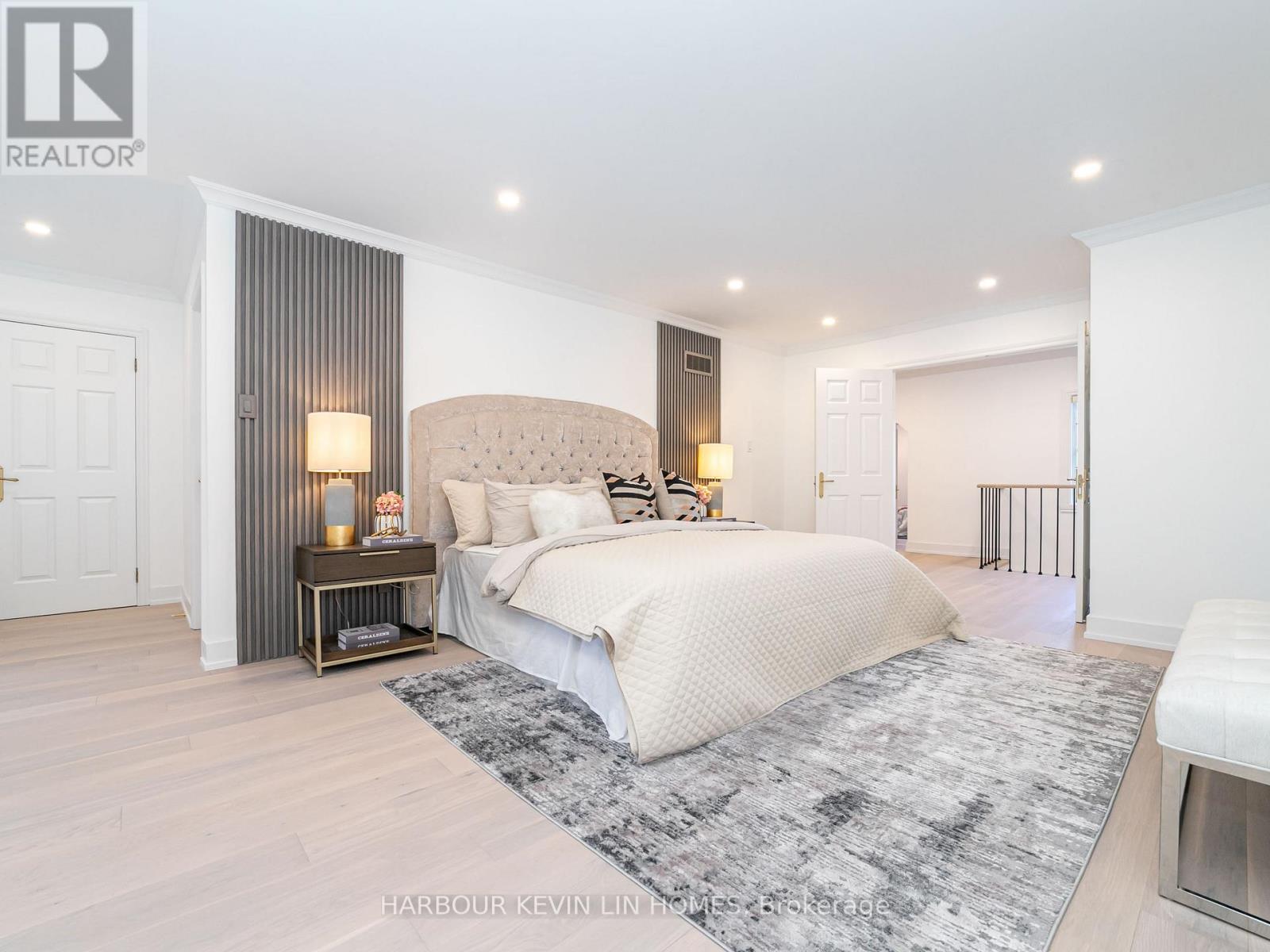 Photo 15 of 19 Willett Crescent, Richmond Hill ON
