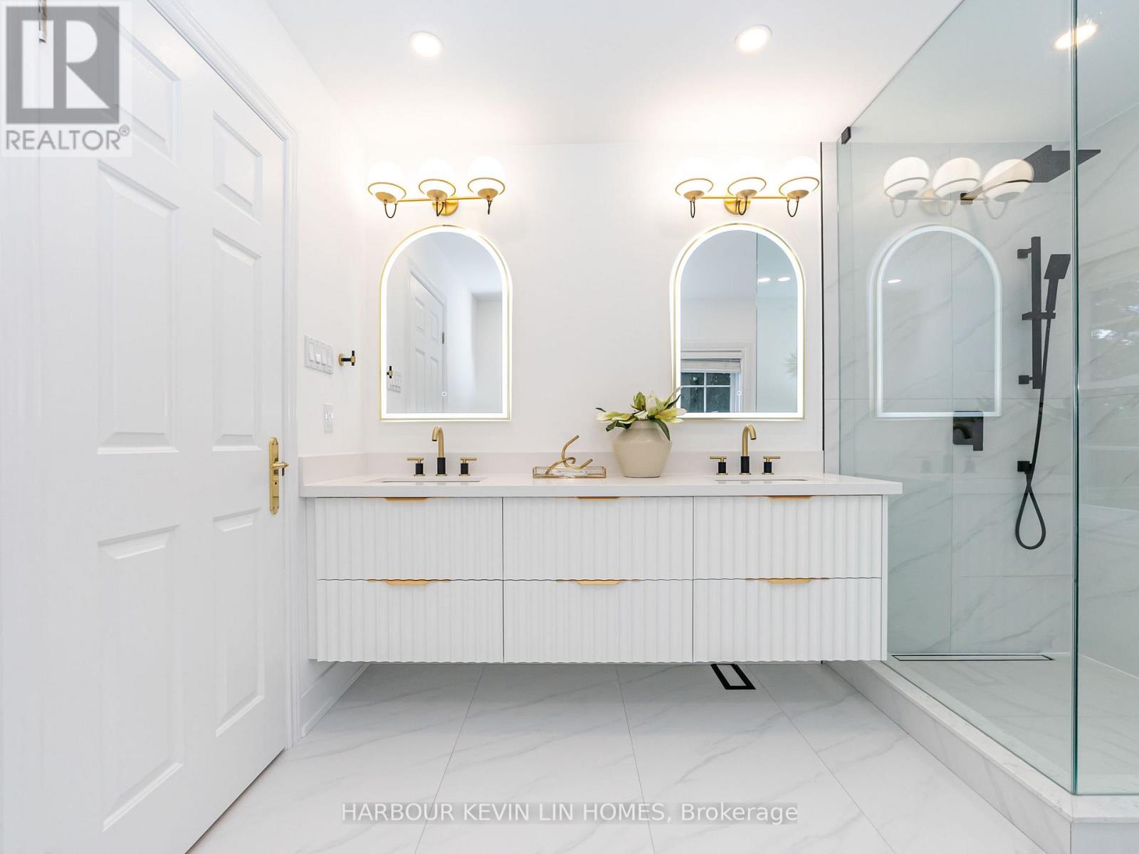 Photo 23 of 19 Willett Crescent, Richmond Hill ON