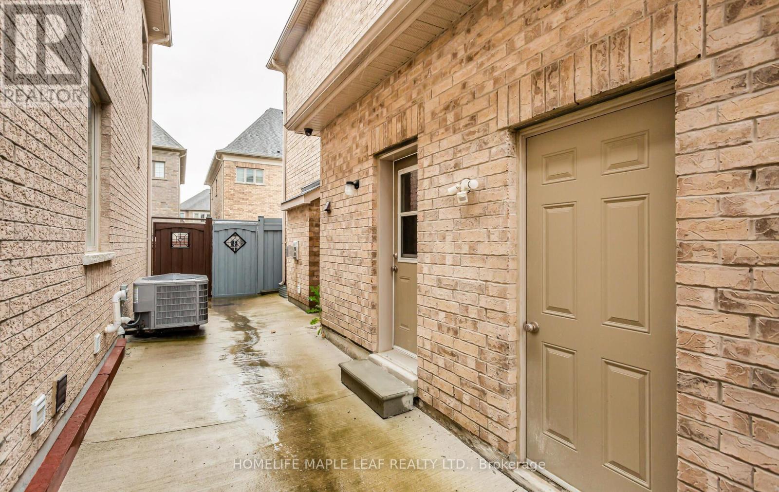 Photo 21 of 11 Cloverhaven Road, Brampton ON