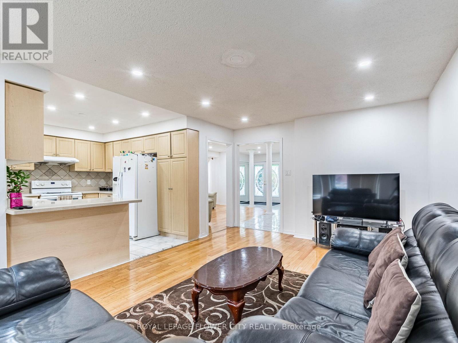 Photo 11 of 58 Pertosa Drive, Brampton ON