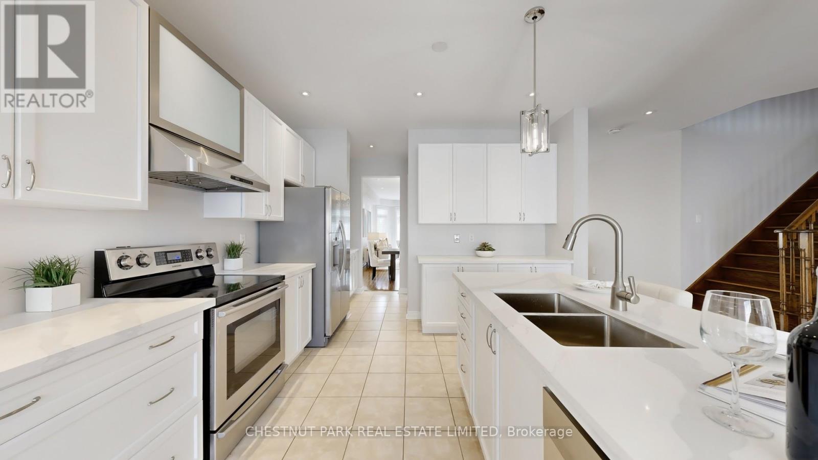 Photo 3 of 32 Arbour Drive, Markham ON