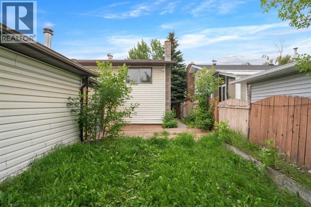 Single Family House 4 Level for Sale in  Rundlelawn Road NE Rundle Calgary 