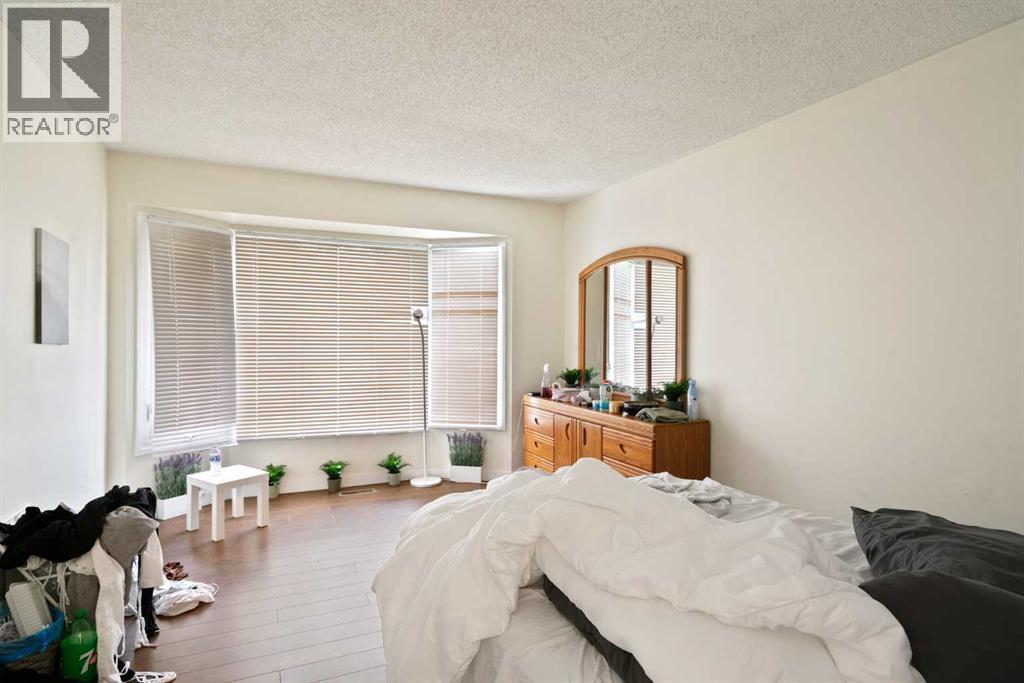 Single Family House 4 Level for Sale in  Rundlelawn Road NE Rundle Calgary 