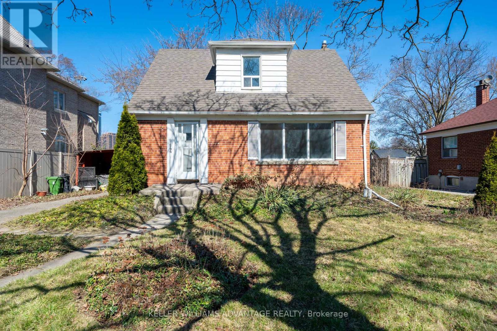 Photo 5 of 144 Upper Canada Drive N, Toronto ON