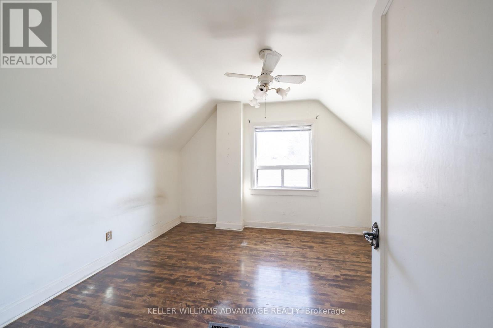 Photo 8 of 144 Upper Canada Drive N, Toronto ON