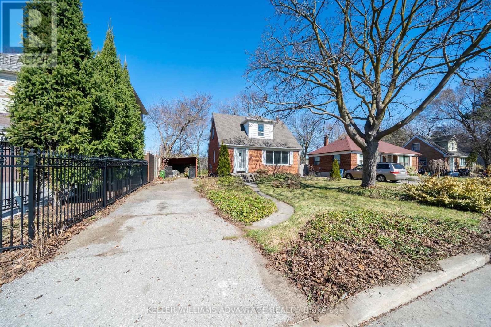 Photo 12 of 144 Upper Canada Drive N, Toronto ON
