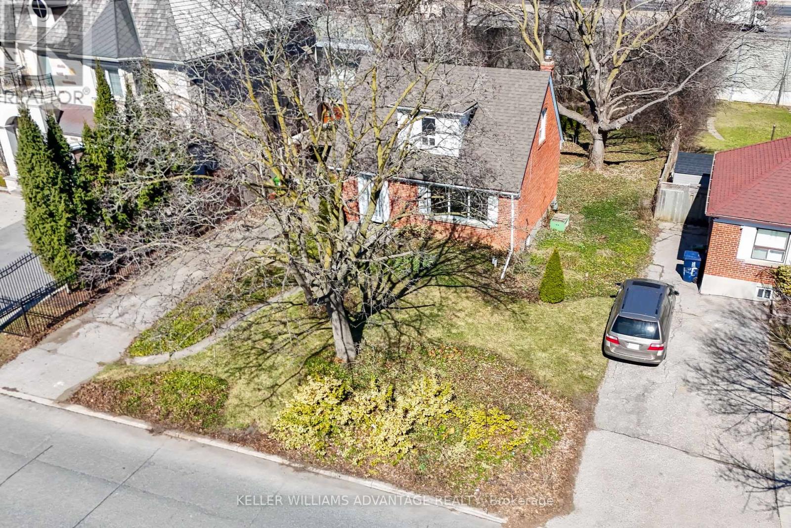 Photo 2 of 144 Upper Canada Drive N, Toronto ON