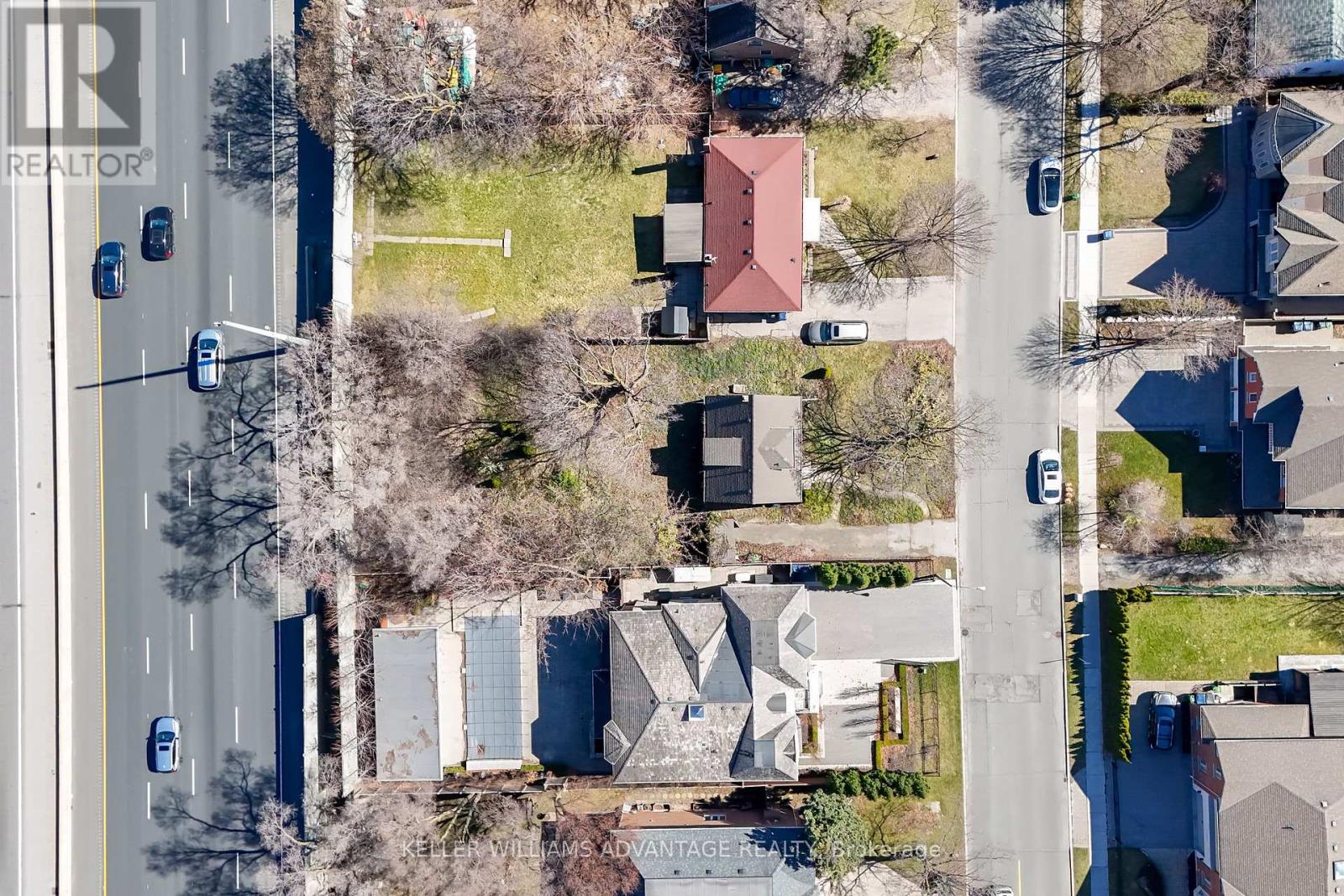 Photo 9 of 144 Upper Canada Drive N, Toronto ON