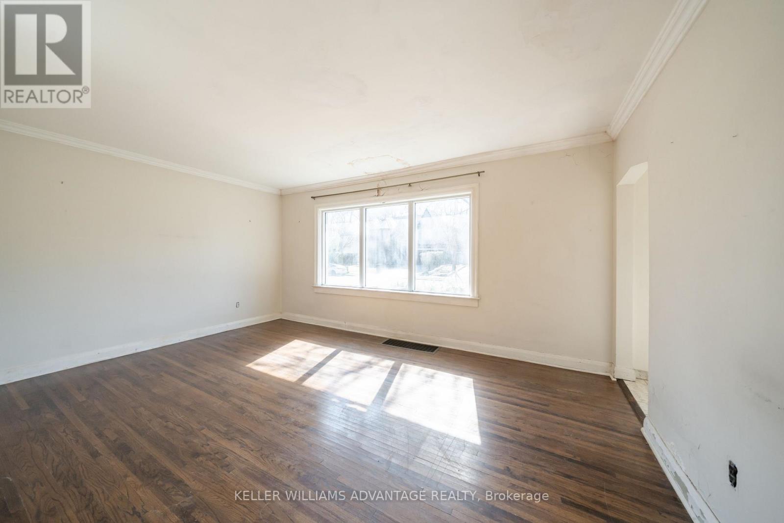 Photo 4 of 144 Upper Canada Drive N, Toronto ON