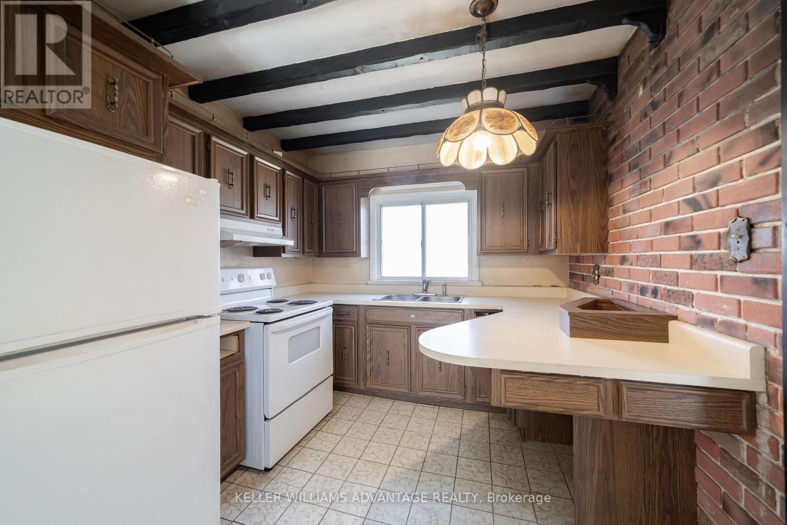 Photo 6 of 144 Upper Canada Drive N, Toronto ON