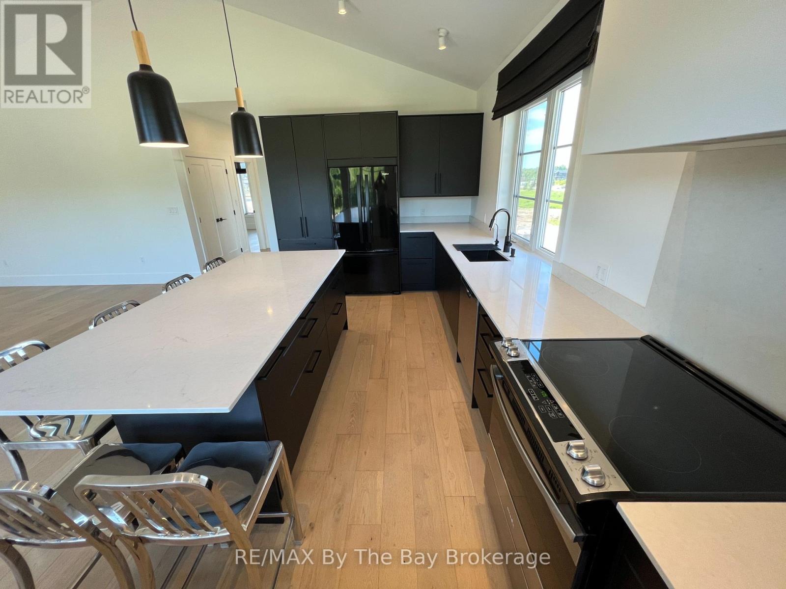 Photo 2 of 14 Raintree Court, Clearview ON