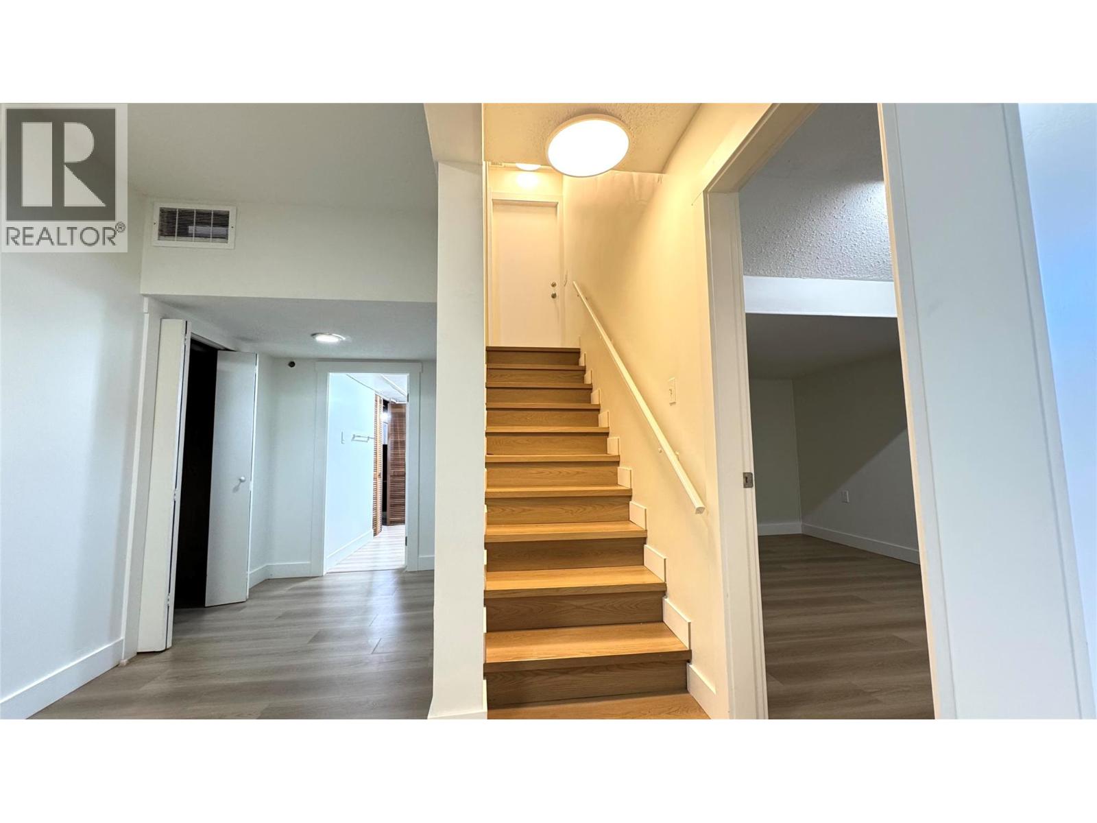 Photo 5 of 731 Cumberland Avenue, Kamloops BC