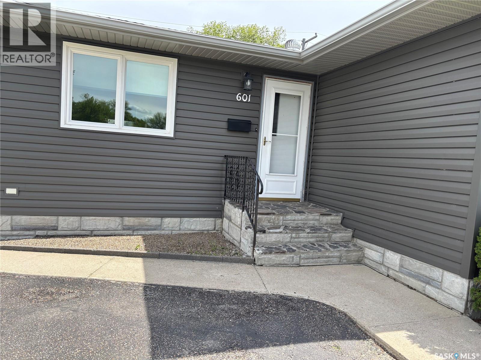 Photo 1 of 601 2nd Avenue Se, Swift Current SK