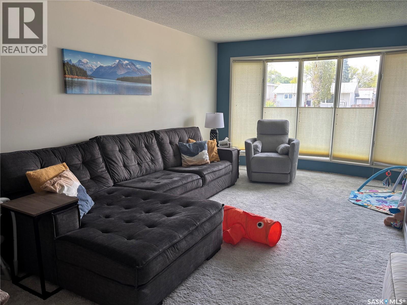 Photo 2 of 601 2nd Avenue Se, Swift Current SK