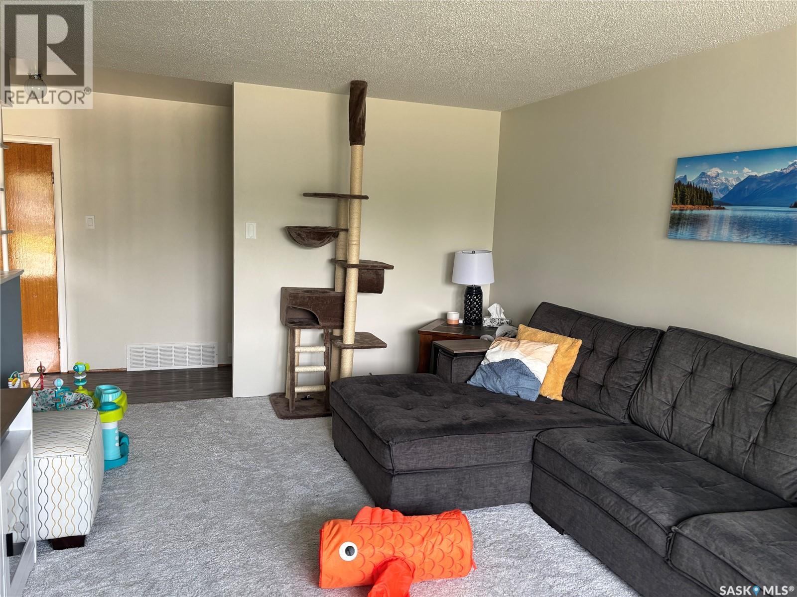 Photo 4 of 601 2nd Avenue Se, Swift Current SK
