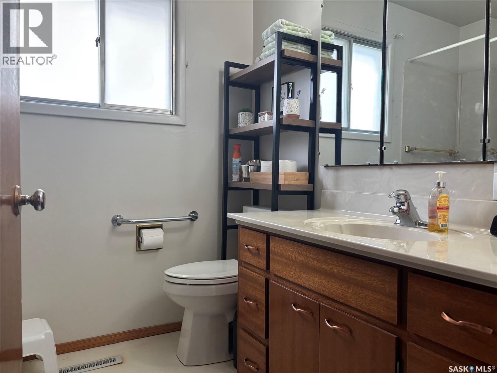 Photo 5 of 601 2nd Avenue Se, Swift Current SK