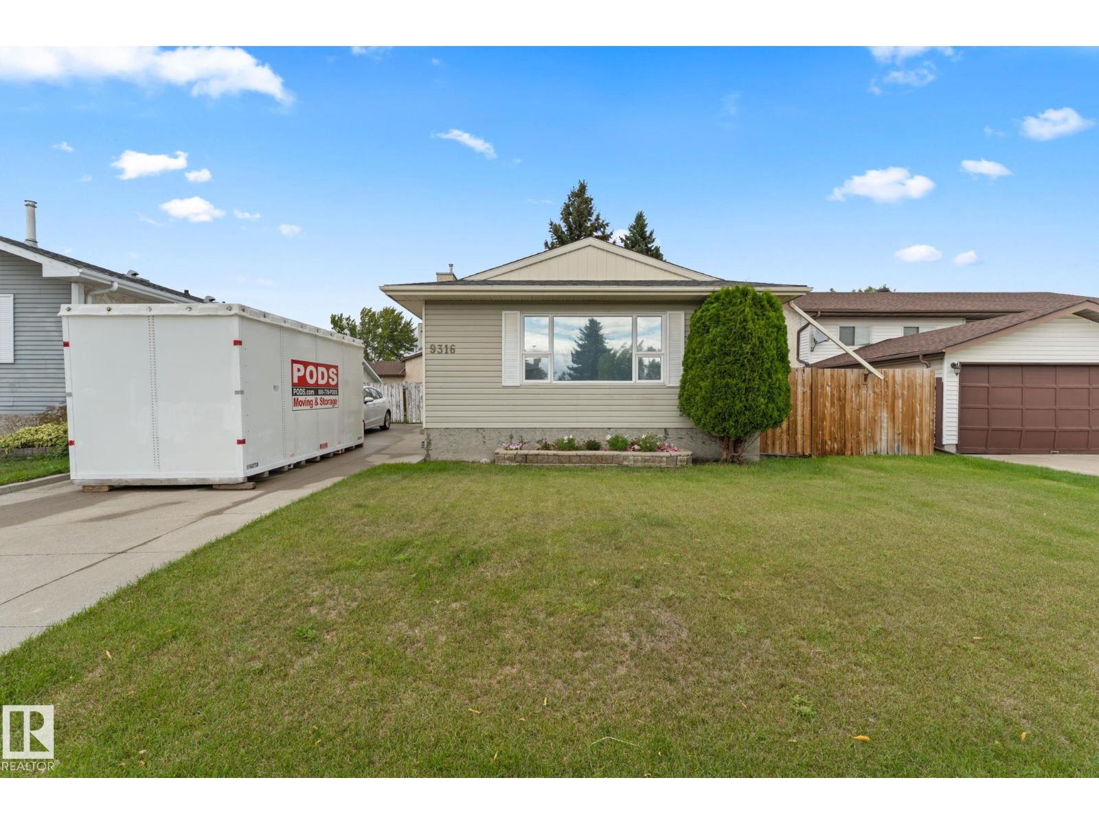Photo 20 of 9316 177 Av Nw, Edmonton AB