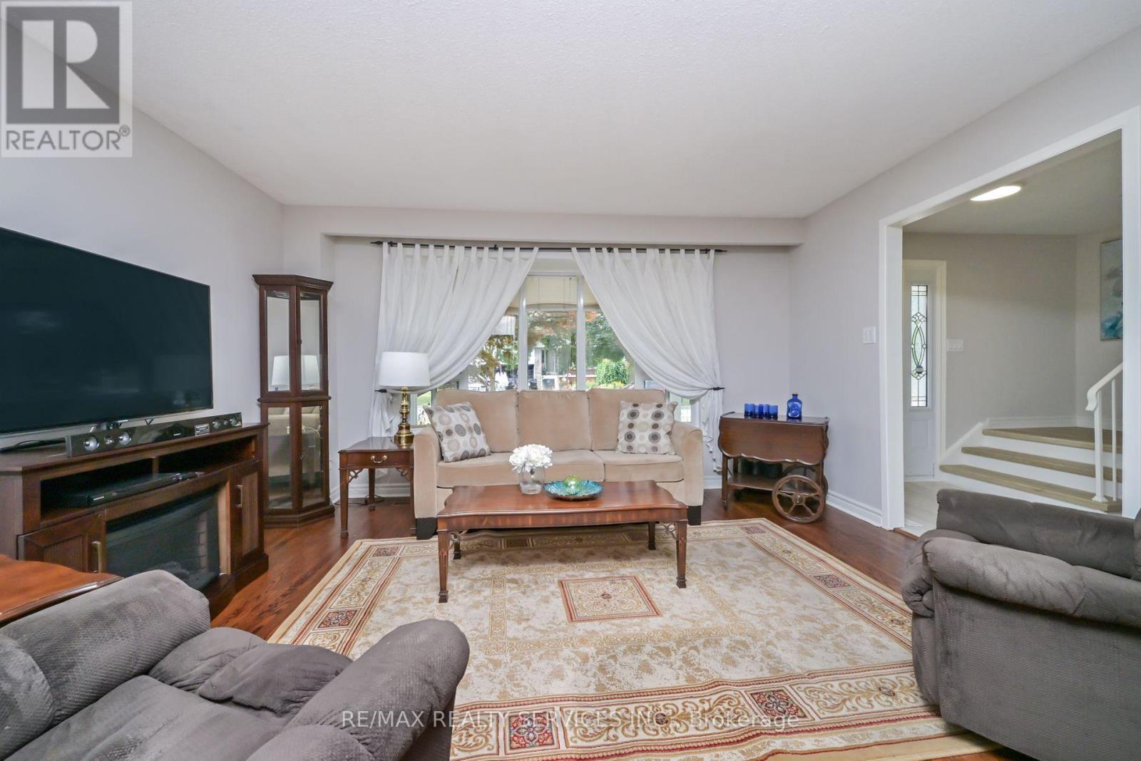 Photo 11 of 23 Governor Grove Crescent, Brampton ON