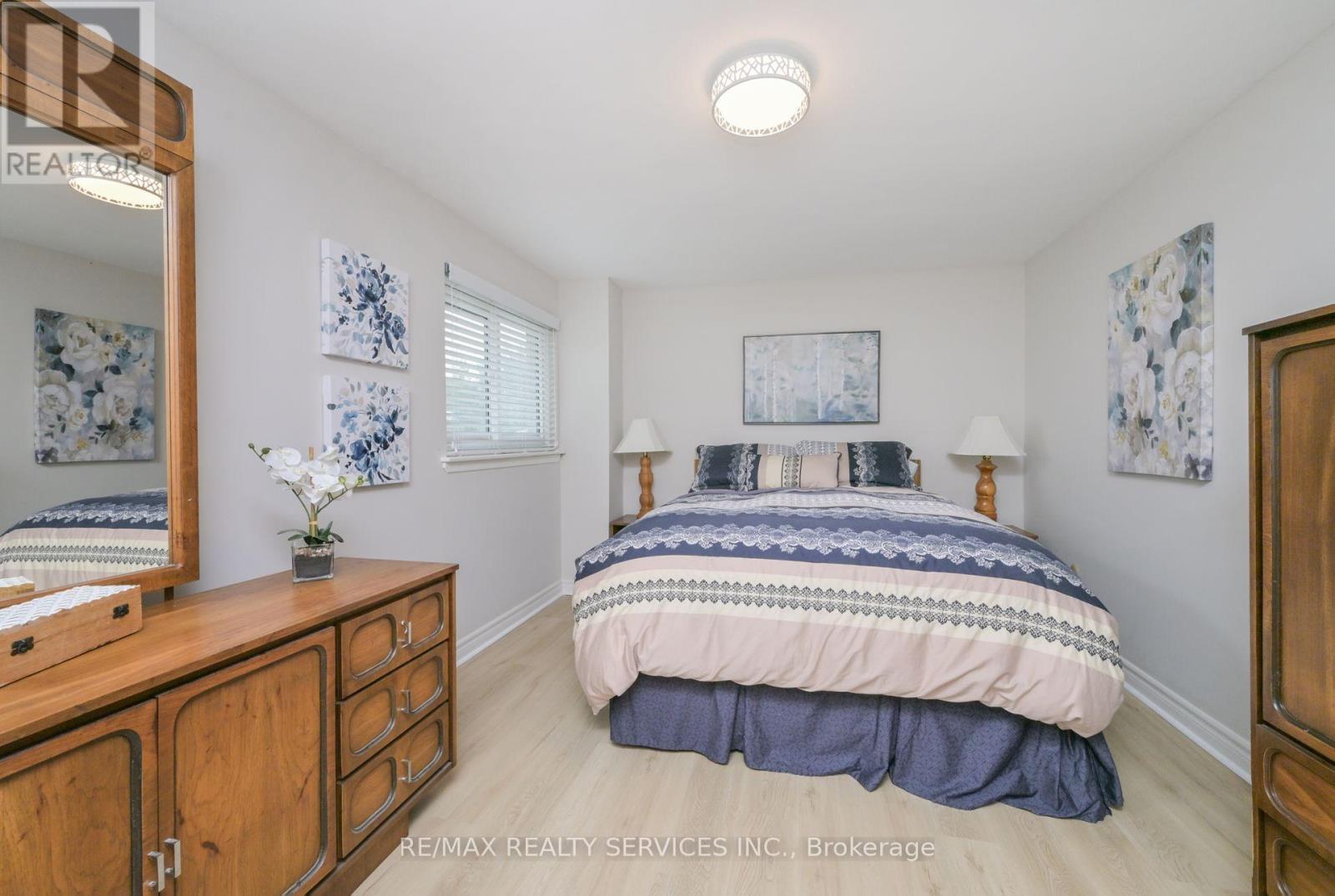 Photo 15 of 23 Governor Grove Crescent, Brampton ON