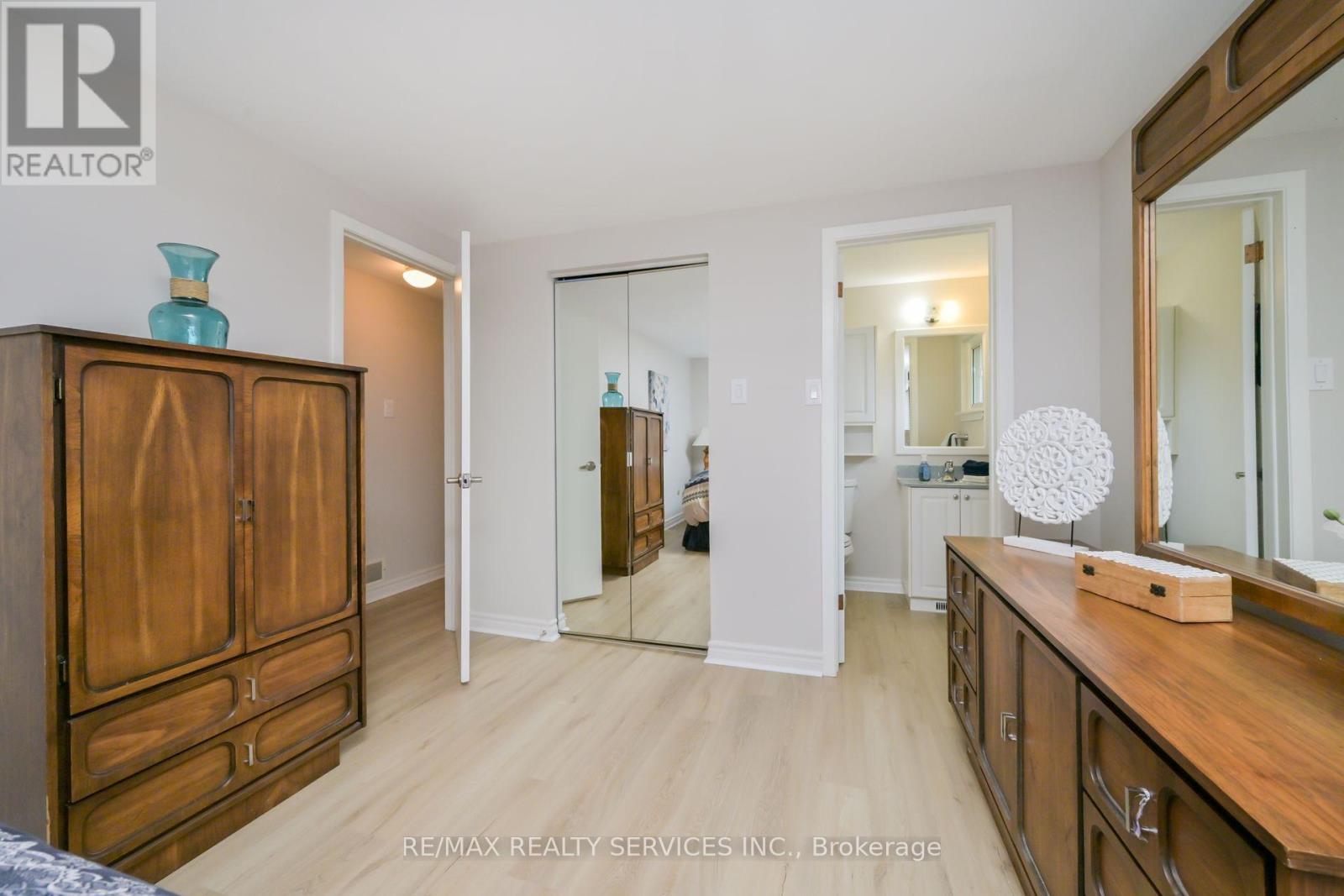Photo 16 of 23 Governor Grove Crescent, Brampton ON