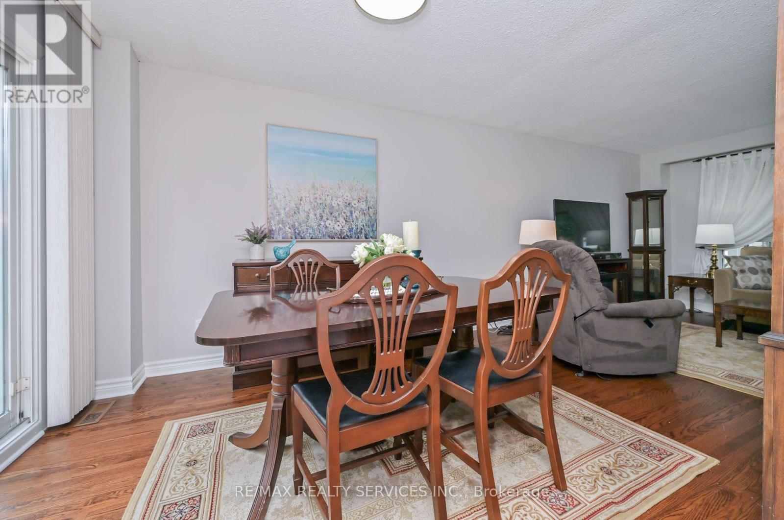 Photo 10 of 23 Governor Grove Crescent, Brampton ON