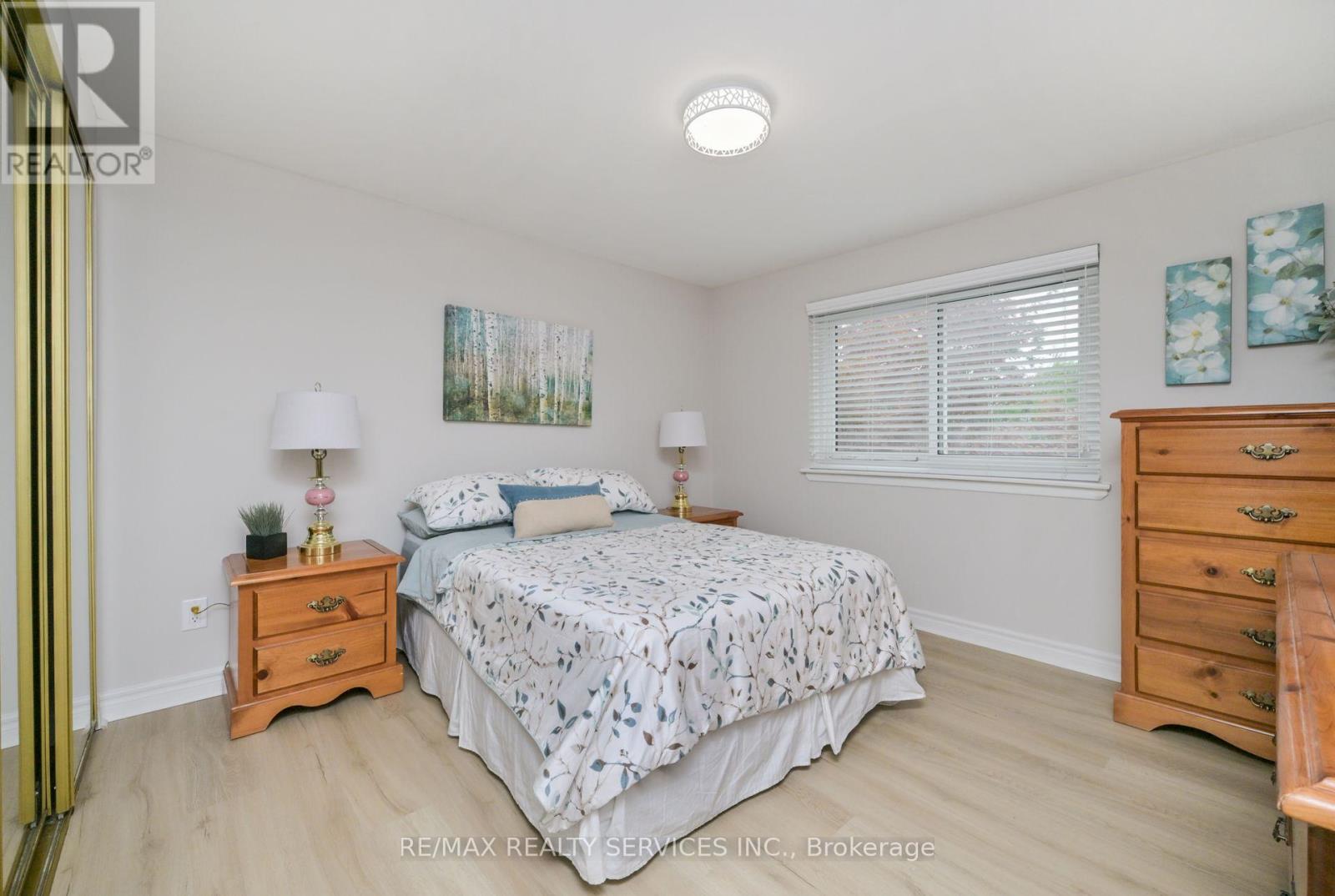 Photo 19 of 23 Governor Grove Crescent, Brampton ON