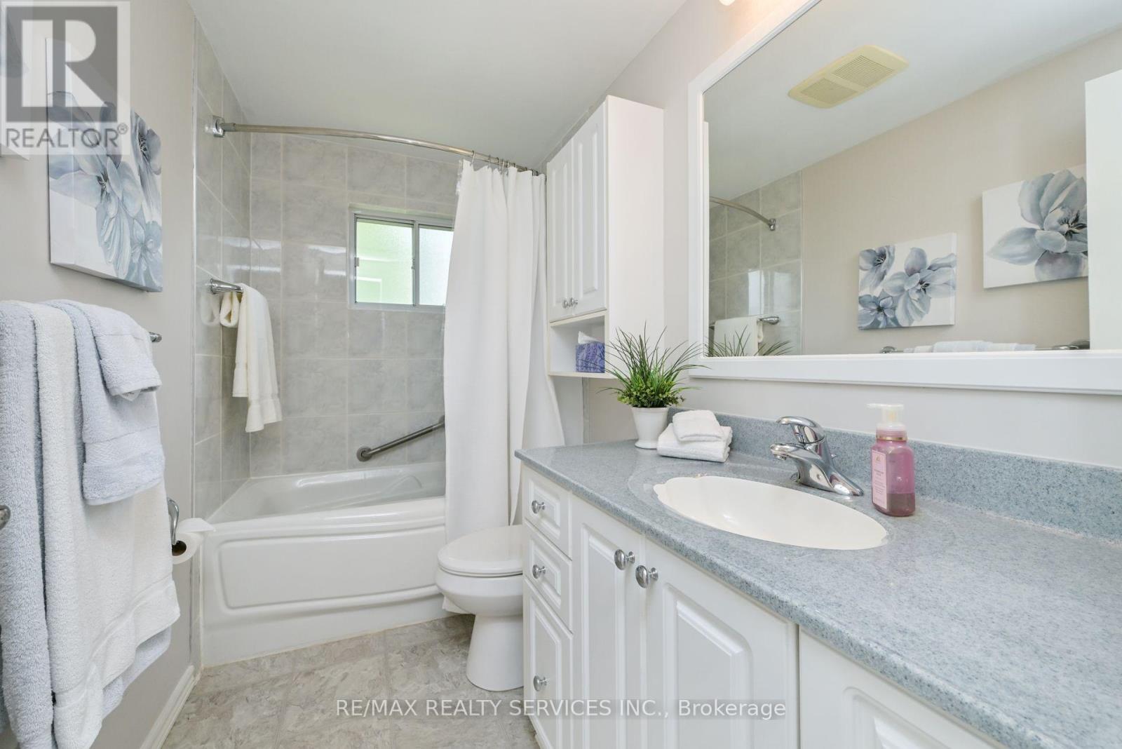 Photo 21 of 23 Governor Grove Crescent, Brampton ON