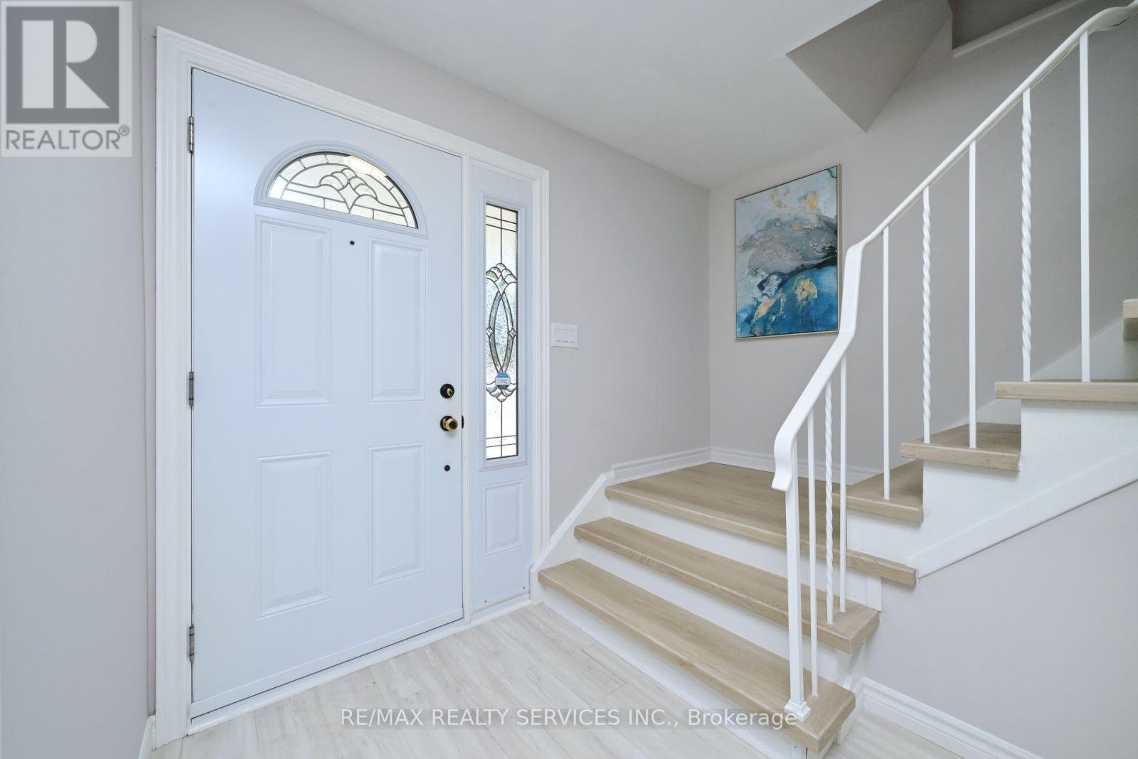 Photo 4 of 23 Governor Grove Crescent, Brampton ON