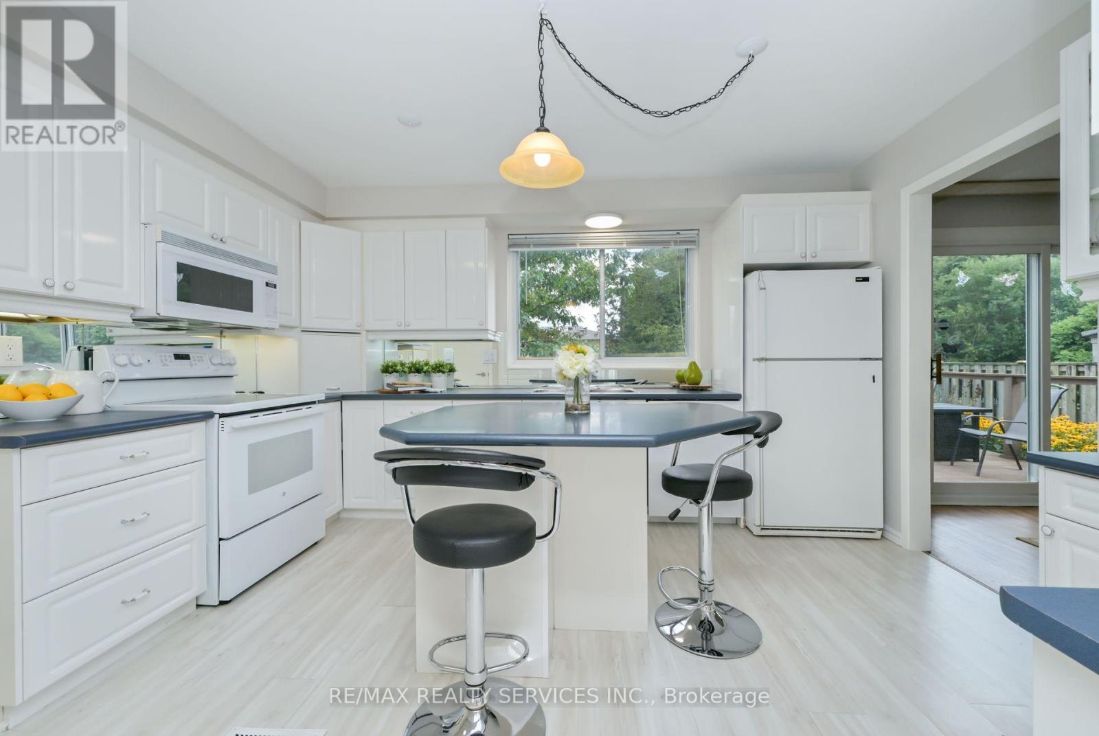 Photo 6 of 23 Governor Grove Crescent, Brampton ON