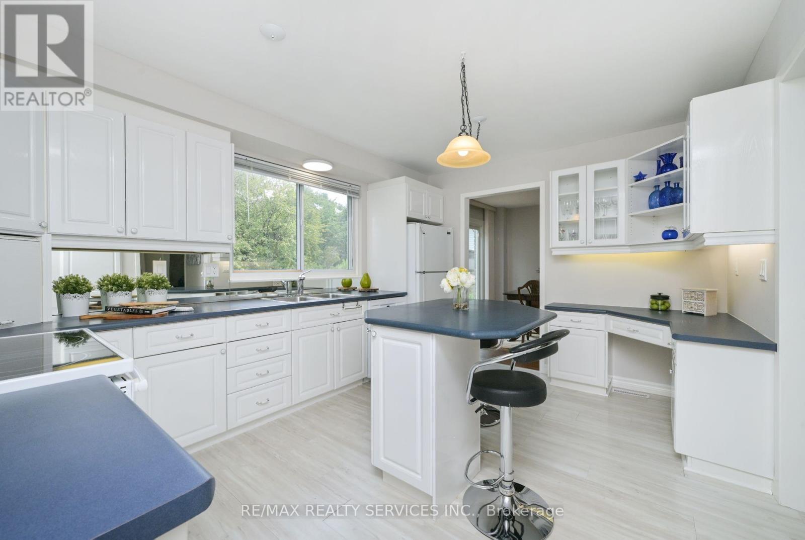 Photo 7 of 23 Governor Grove Crescent, Brampton ON