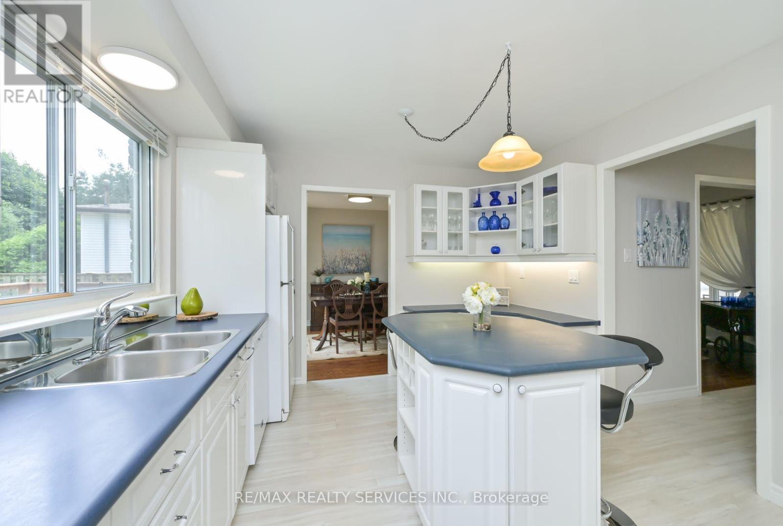 Photo 5 of 23 Governor Grove Crescent, Brampton ON