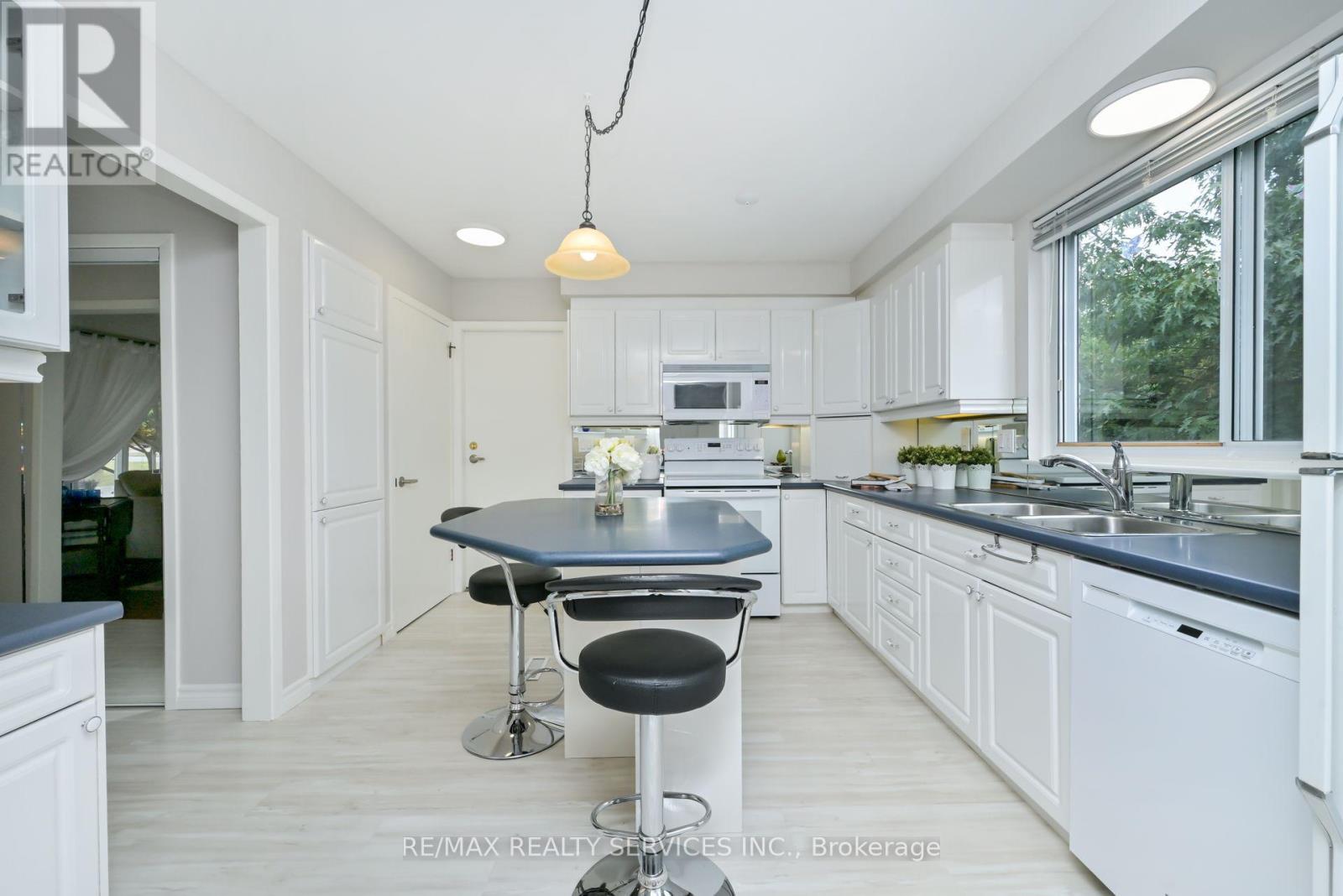 Photo 8 of 23 Governor Grove Crescent, Brampton ON