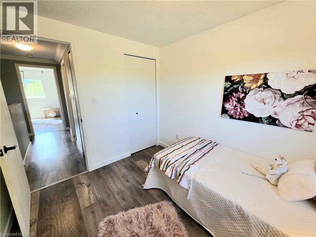 Photo 14 of 995 Elgin Street N, Cambridge ON