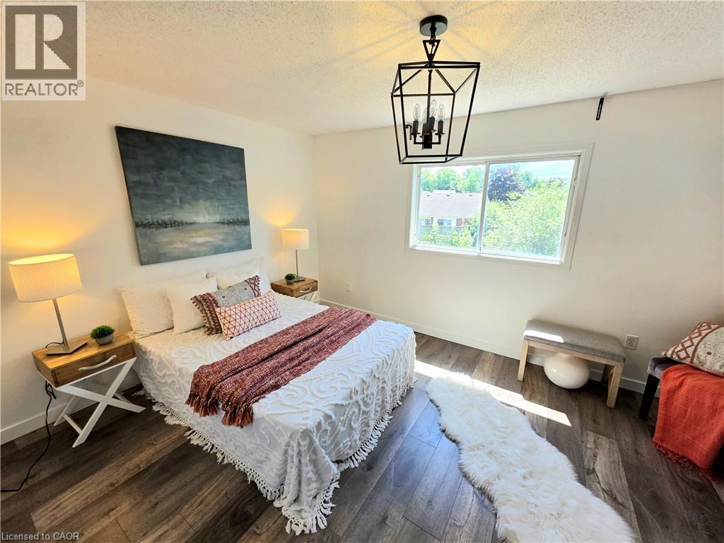 Photo 11 of 995 Elgin Street N, Cambridge ON