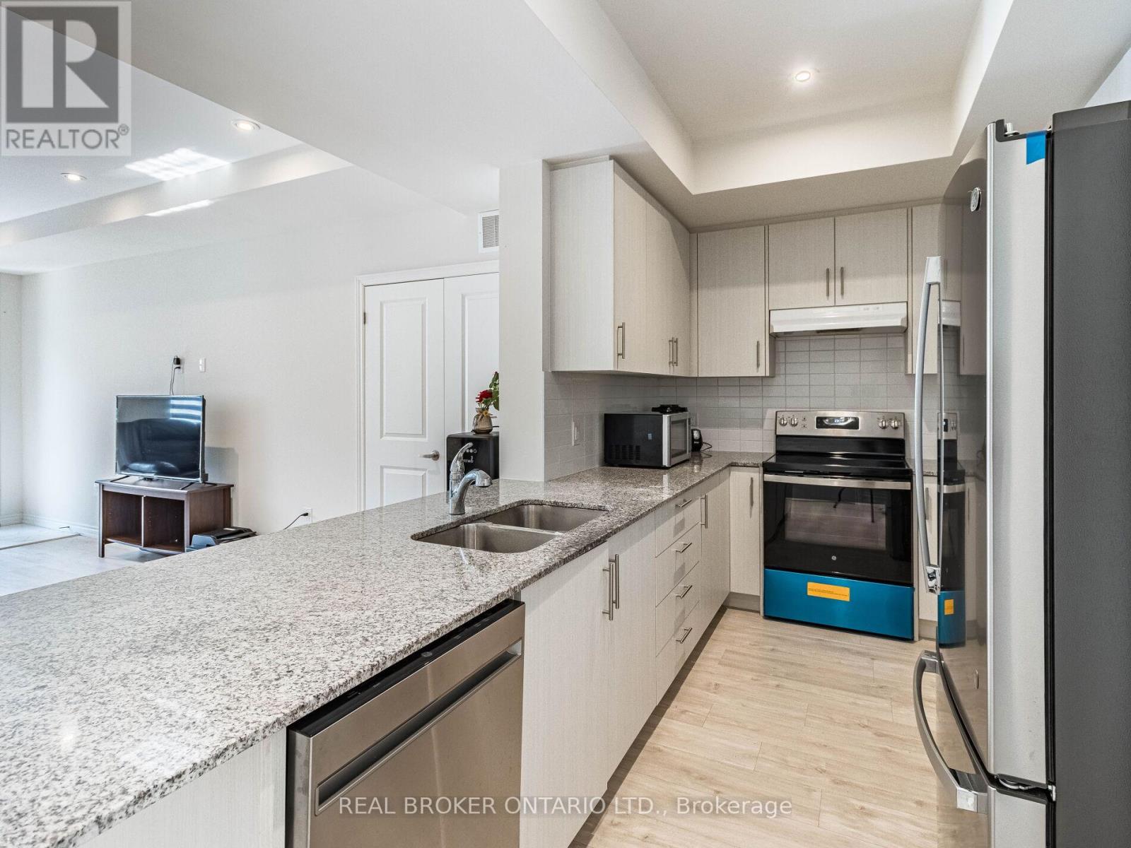 Photo 25 of 45 45 Knotsberry Circle, Brampton ON