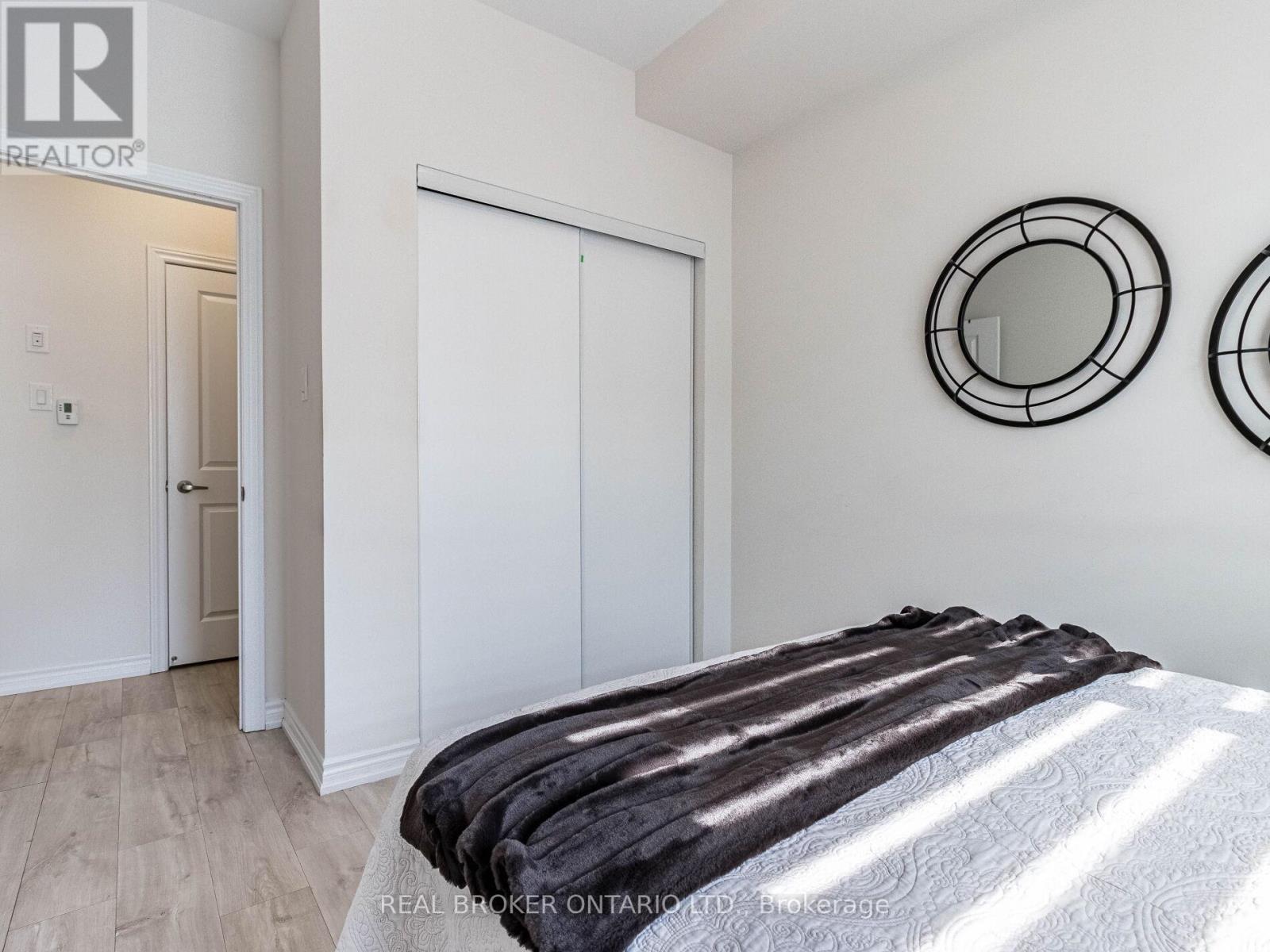 Photo 16 of 45 45 Knotsberry Circle, Brampton ON
