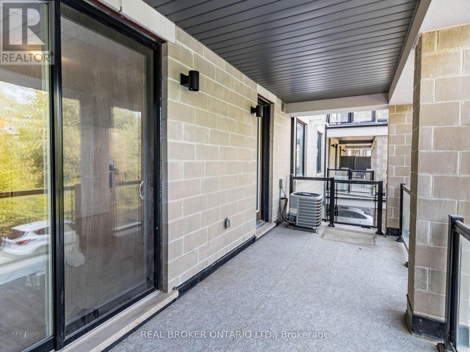 Photo 4 of 45 45 Knotsberry Circle, Brampton ON