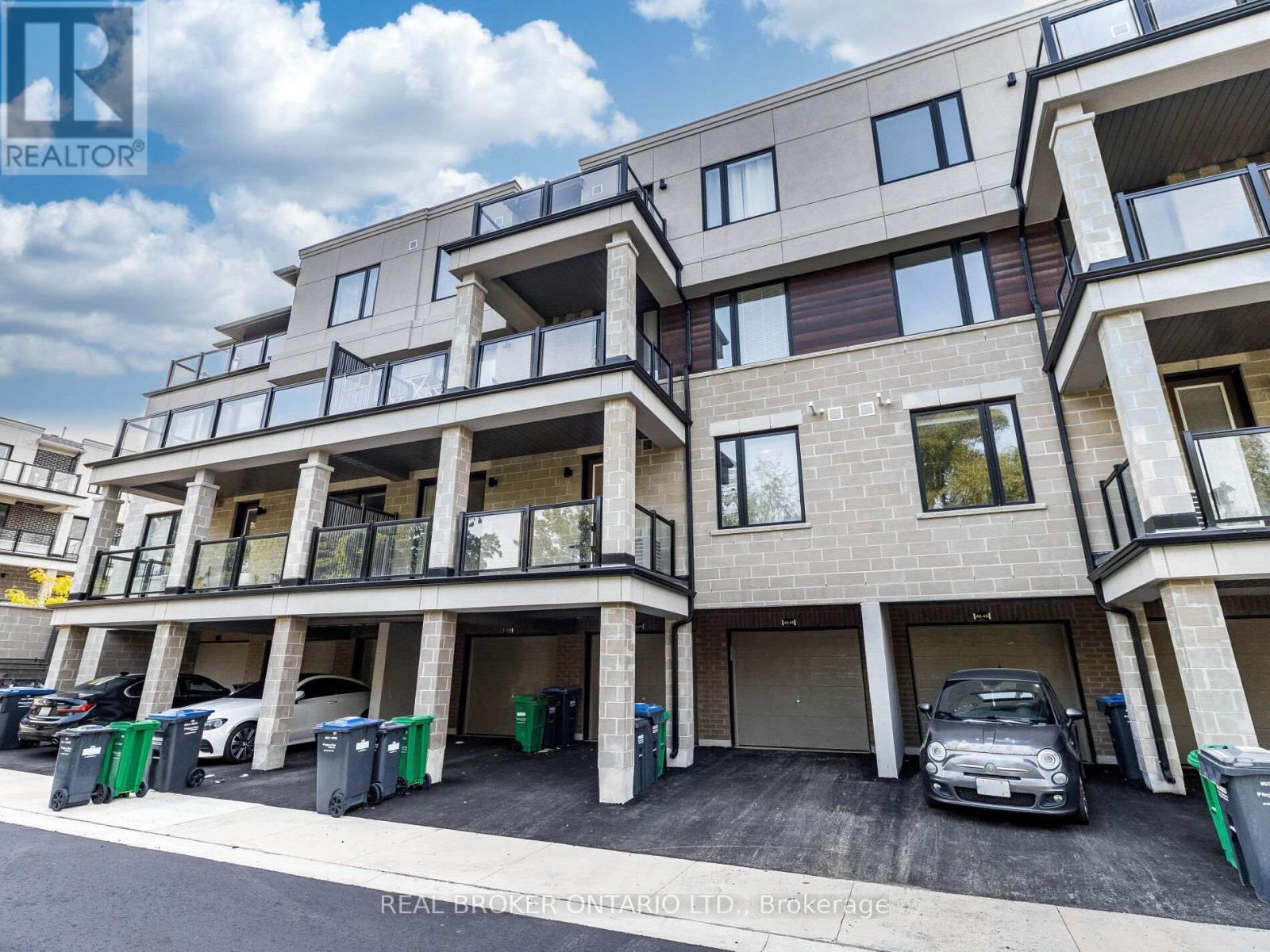 Photo 17 of 45 45 Knotsberry Circle, Brampton ON