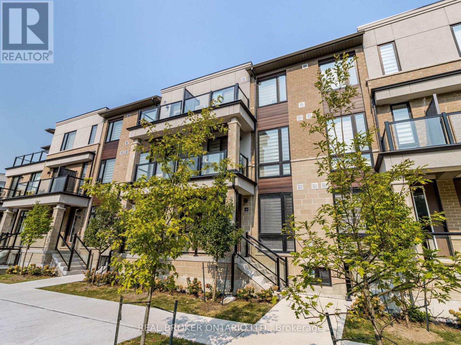 Photo 8 of 45 45 Knotsberry Circle, Brampton ON