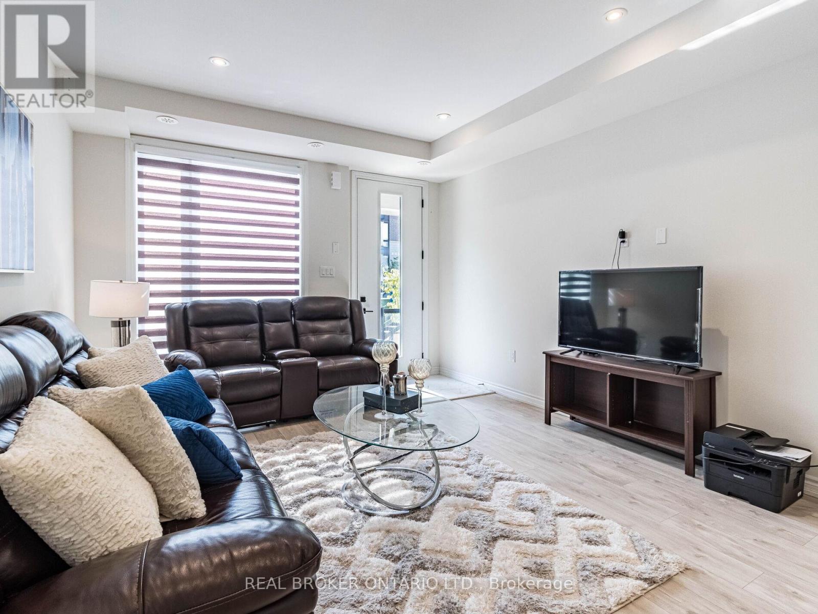 Photo 2 of 45 45 Knotsberry Circle, Brampton ON